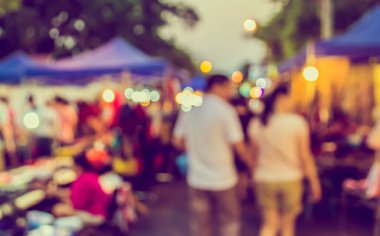 Sokakta gece pazarının Bokeh ile bulanık arkaplanının klasik ton bulanık görüntüsü .