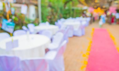 Arkaplan kullanımı için bir açık hava partisi için hazırlanan tablolar ve dekorasyonun bulanık görüntüsü.