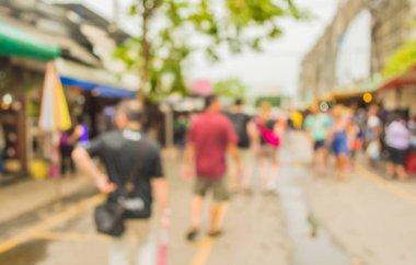 Pazar yerinde yürüyen insanların bulanık görüntüsü, Bokeh ile arka plan bulanık .