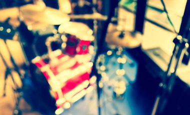 Arka plan kullanımı için retro restoran müzik sahnesinde soyut bulanık davul seti. (Klasik ton))