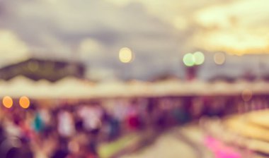 Arka plan kullanımı için Bokeh ile cadde üzerindeki gece pazarında eski moda görüntü bulanık yiyecek standı.