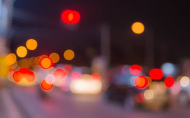 Arkaplan kullanımı için gece vakti renkli ışıkları olan bulanık sokak bokeh görüntüsü .