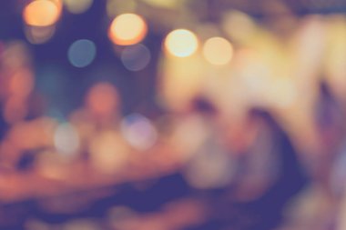 Arka plan kullanımı için Bokeh ile birlikte gece vakti bulanık restoran ya da kafe görüntüsü. (Klasik ton))