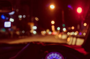 Arka plan kullanımı için gece vakti araba kullanan insanların klasik ton bulanık görüntüsü. (içeriden fotoğraf çek