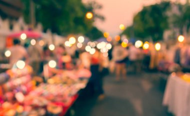 Sokakta gece pazarının Bokeh ile bulanık arkaplanının klasik ton bulanık görüntüsü .
