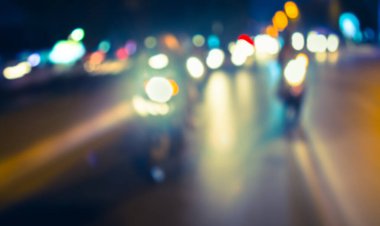 Arka plan kullanımı için gece vakti renkli ışıkları olan bulanık sokak Bokeh 'inin klasik ton görüntüsü .