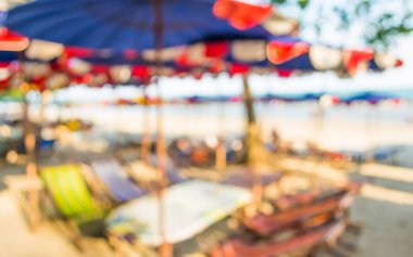 Arka plan kullanımı için Bokeh ile plajda bulanık güneş yatağı görüntüsü.