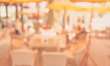 Arka plan kullanımı için gündüz vakti Bokeh 'le kahve dükkanının bulanık görüntüsü. (Klasik ton))