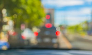 Arka plan kullanımı için gündüz vakti araba kullanan insanların bulanık görüntüsü. (içeriden fotoğraf çek)