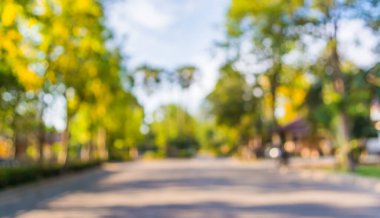 Arka plan kullanımı için köydeki yol ve evin bulanık görüntüsü. (Klasik ton))