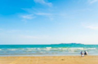 Arka plan kullanımı için sahildeki bulanık insanların soyut görüntüsü .