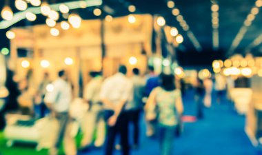 Mobilya alışveriş merkezinin arka plan kullanımı için bulanık görüntüsü. (Klasik ton))