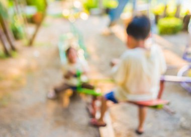 Kamu parkındaki çocuk parkının arka plan kullanımı için soyut bulanık görüntüsü.