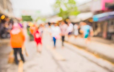 Gündüz pazarında yürüyen insanların bulanık görüntüsü, Bokeh 'le arka planı bulanık. (Klasik ton))