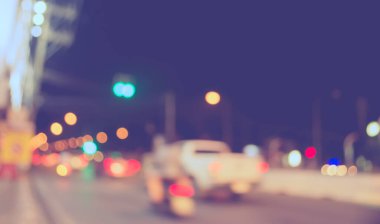 Arka plan kullanımı için gece vakti renkli ışıkları olan bulanık sokak Bokeh 'inin klasik ton görüntüsü .