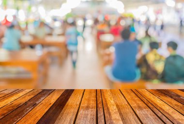 Arka plan kullanımı için okul etkinliğindeki insanların bulanık görüntüsü .