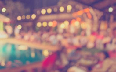 Düğün, akşam yemeği ya da festival etkinliği için hazırlanmış arka plan kullanımı için büyük salonun içindeki güzel ışıklandırma dekorasyonlu büyük yemek masasının soyut bulanık görüntüsü. (Klasik ton))