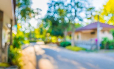 Arka plan kullanımı için köydeki yol ve evin bulanık görüntüsü .