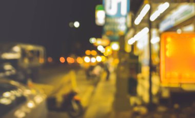 Arka plan kullanımı için Bokeh ile gece vakti yol ve patikanın klasik tonu.