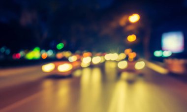 Arka plan kullanımı için gece vakti renkli ışıkları olan bulanık sokak Bokeh 'inin klasik ton görüntüsü .