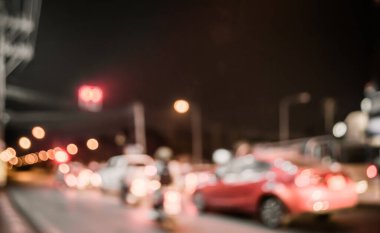 Arka plan kullanımı için gece vakti renkli ışıkları olan bulanık sokak Bokeh 'inin klasik ton görüntüsü .