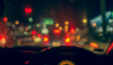 Arka plan için gece vakti trafik sıkışıklığından gelen bokeh ışıkları olan içerideki arabaların klasik ton bulanık görüntüsü .