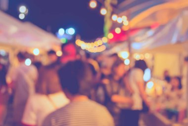 Caddedeki gece festivalinin klasik ton görüntüsü Bokeh ile bulanık arkaplan .