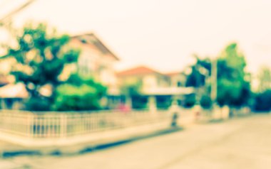 Arka plan kullanımı için köydeki yol ve evin bulanık görüntüsü. (Klasik ton))