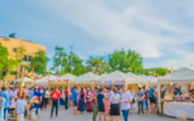 Gündüz festivalinde arka plan kullanımı için yiyecek tezgahının soyut bulanık görüntüsü.