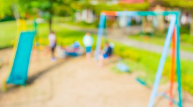 Kamu parkındaki çocuk parkının arka plan kullanımı için soyut ve bulanık görüntüsü.