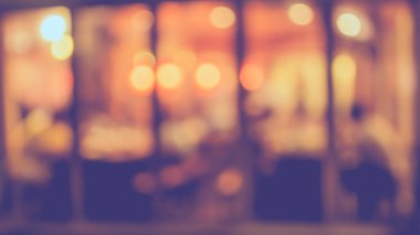 Arka plan kullanımı için Bokeh ile birlikte gece vakti bulanık restoran ya da kafe görüntüsü. (Klasik ton))