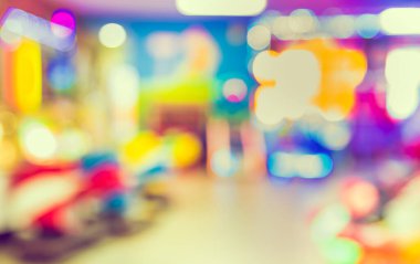 Arcade Game Machine Shop 'un arkaplan kullanımı için Bokeh ile soyut bulanık görüntüsü. (Klasik ton))