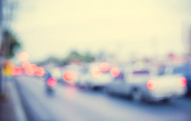 Arka plan kullanımı için gece yolda bulanık bir araba görüntüsü. (Klasik ton))