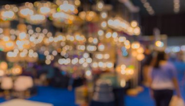 Alışveriş merkezinin bulanık görüntüsü ve arka plan kullanımı için insanlar .