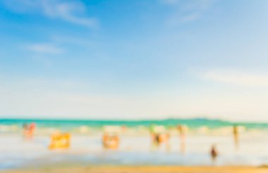 Arka plan kullanımı için sahilde yürüyen bulanık insanların soyut görüntüsü .