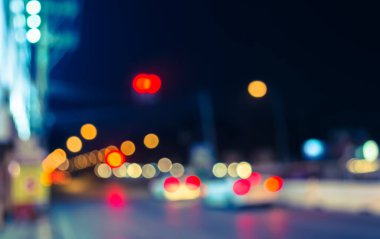Arka plan kullanımı için gece vakti renkli ışıkları olan bulanık sokak Bokeh 'inin klasik ton görüntüsü .