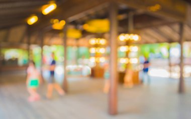 Arka plan kullanımı için açık alanı olan koridorda yürüyen bulanık insanların görüntüsü.