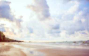 Arka plan kullanımı için deniz kıyısı ve mavi gökyüzünün soyut bulanık görüntüsü. (Klasik ton))