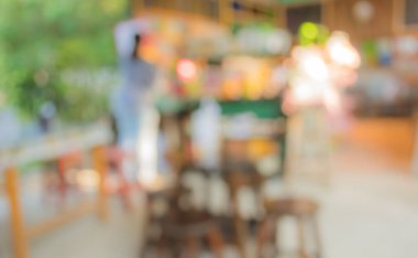 Arka plan kullanımı için yeşil ağaç bokeh ile gündüz vakti bulanık bir restoran görüntüsü .