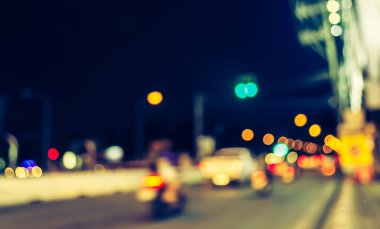 Arka plan kullanımı için gece vakti renkli ışıkları olan bulanık sokak Bokeh 'inin klasik ton görüntüsü .