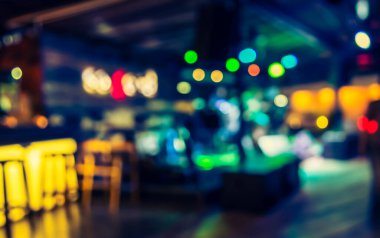 Arka plan kullanımı için gece vakti bulanık restoran görüntüsü. (Klasik ton))