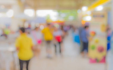 Arka plan kullanımı için kapalı pazar yerindeki yiyecek tezgahının soyut bulanık görüntüsü.