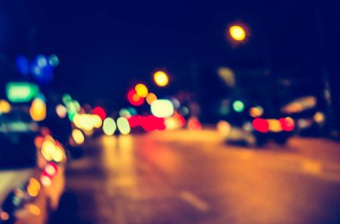 Arka plan kullanımı için gece vakti renkli ışıkları olan bulanık cadde ve patikanın klasik ton görüntüsü .
