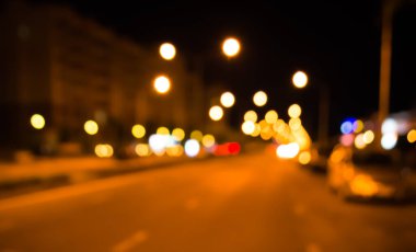Arka plan kullanımı için gece vakti renkli ışıkları olan bulanık sokak Bokeh 'inin klasik ton görüntüsü .