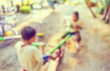 Kamu parkındaki çocuk parkının arka plan kullanımı için soyut bulanık görüntüsü. (Klasik ton))