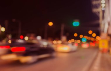 Arka plan kullanımı için gece vakti renkli ışıkları olan bulanık sokak Bokeh 'inin klasik ton görüntüsü .