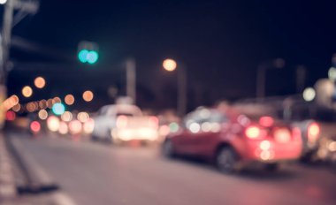 Arka plan kullanımı için gece vakti renkli ışıkları olan bulanık sokak Bokeh 'inin klasik ton görüntüsü .