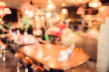 Arka plan kullanımı için Bokeh ile yemek standındaki bulanık insanların görüntüsü. (Klasik ton))