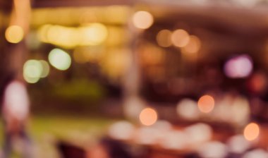 Arka plan kullanımı için akşam vakti açık hava restoranının görüntüsü. (Klasik ton))