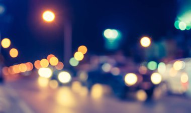 Arka plan kullanımı için gece vakti renkli ışıkları olan bulanık sokak Bokeh 'inin klasik ton görüntüsü .